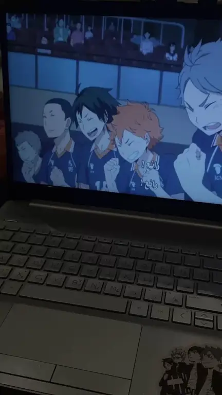 Menikmati anime dengan nyaman Seorang penggemar anime sedang menonton anime di laptopnya