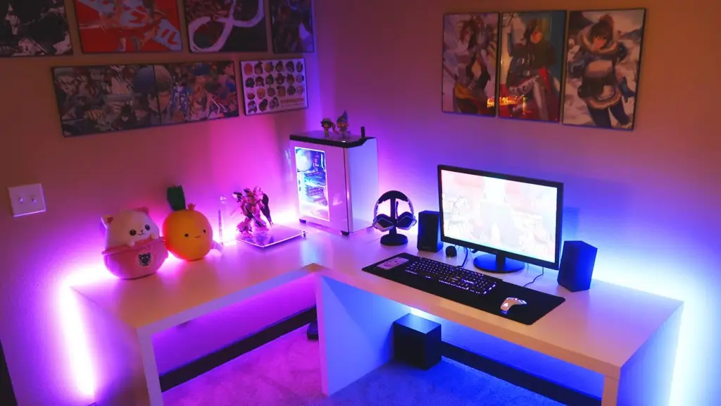 Setup Menonton Anime yang Nyaman Gambar pengaturan menonton anime yang nyaman, seperti sofa, bantal, dan camilan